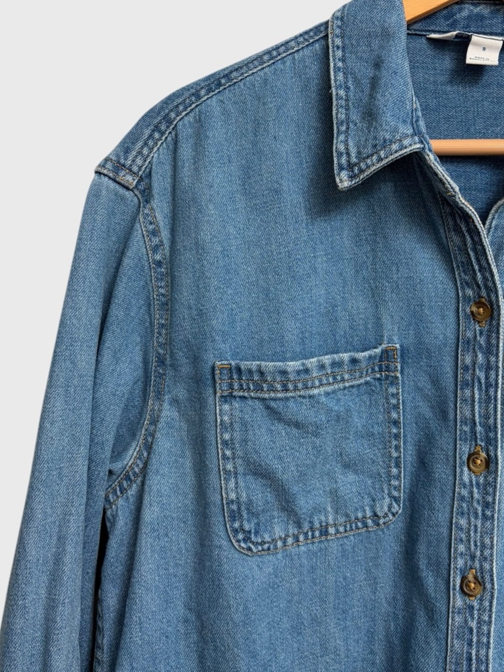 Old Navy Women's Oversized Boyfriend Utility-Pocket Jean Shirt Sz S Medium Wash - Picture 5 of 16